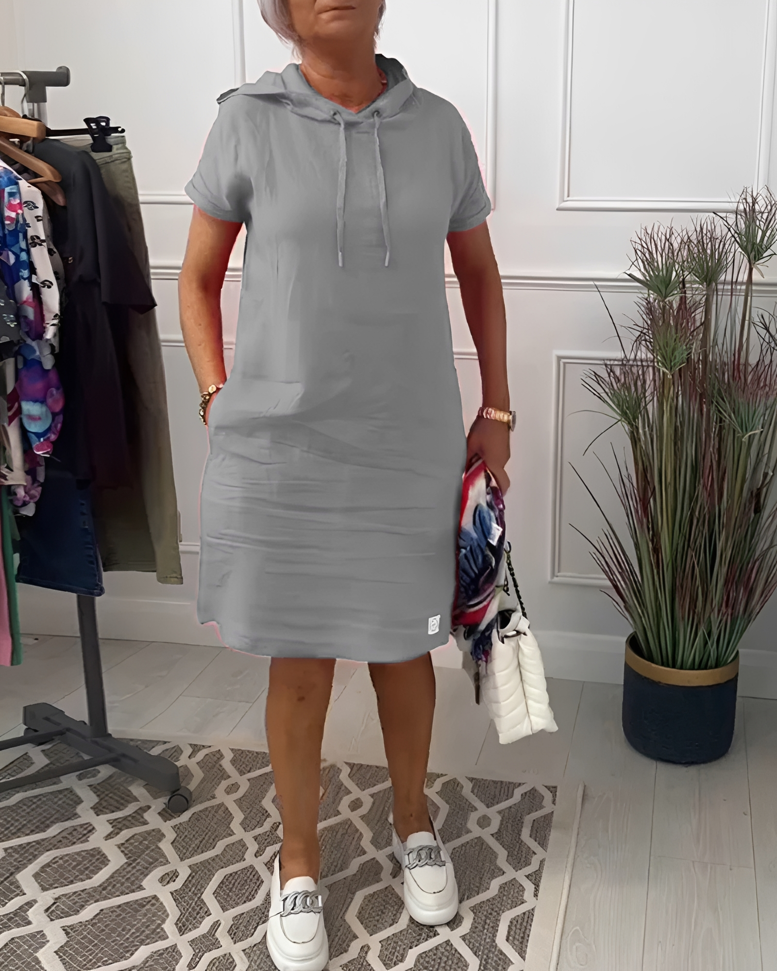 Tasha - Angenehmes Midikleid mit Kapuze