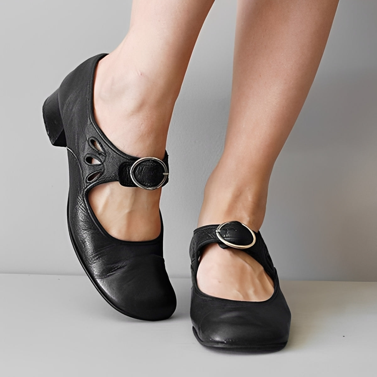 Navie - Bequeme Zehensandalen mit abgerundetem Design