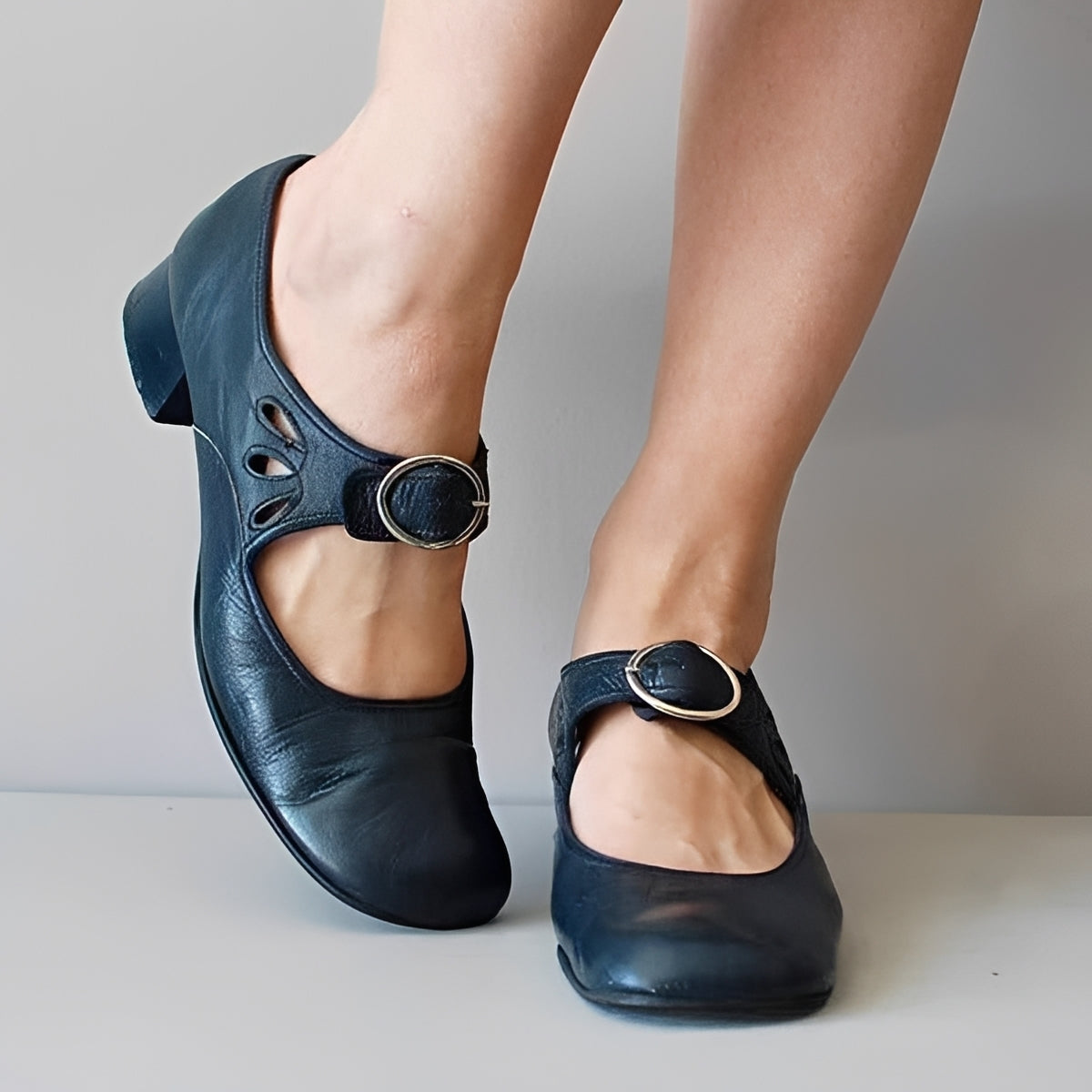 Navie - Bequeme Zehensandalen mit abgerundetem Design
