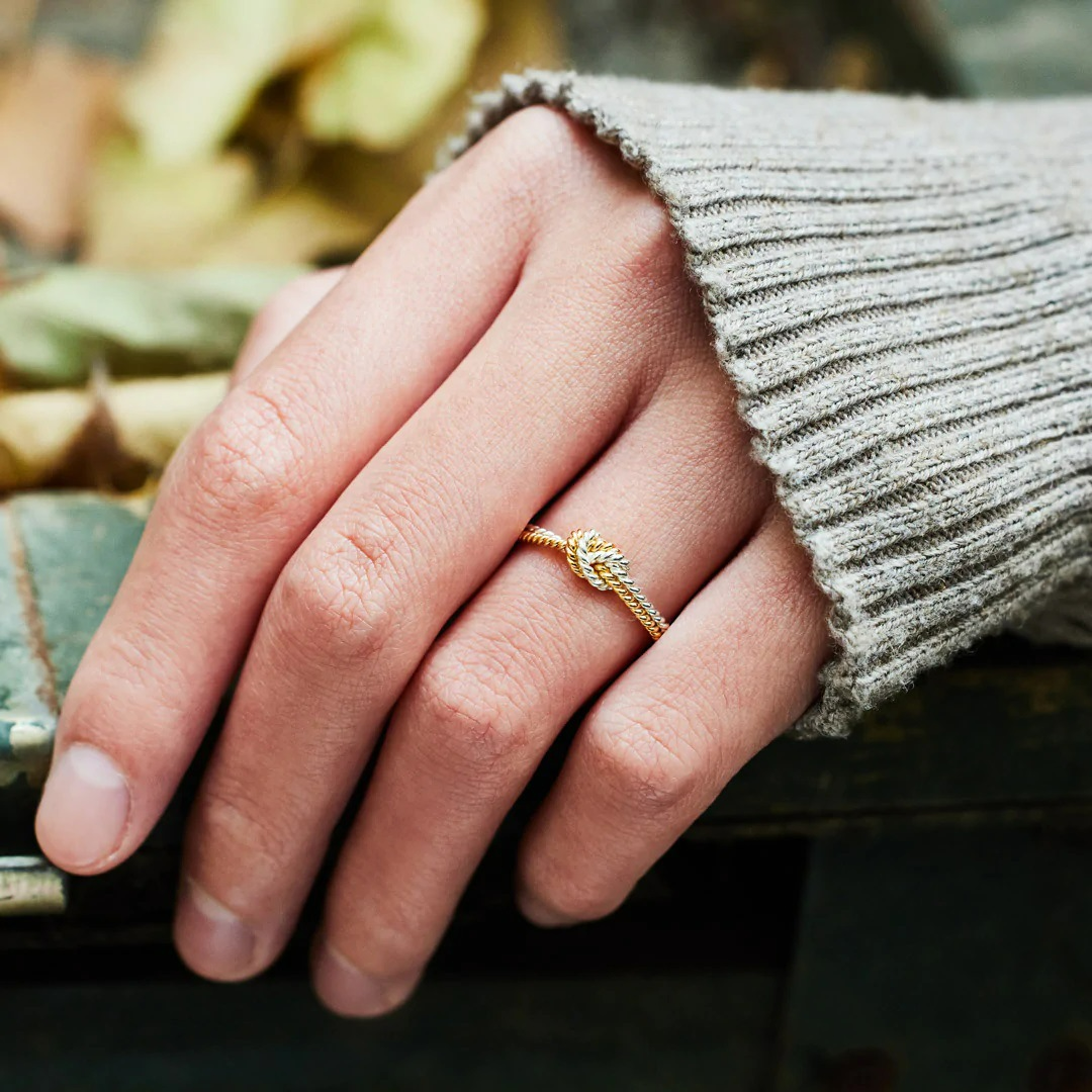 Knotenring aus Edelmetall - Gold und Silber