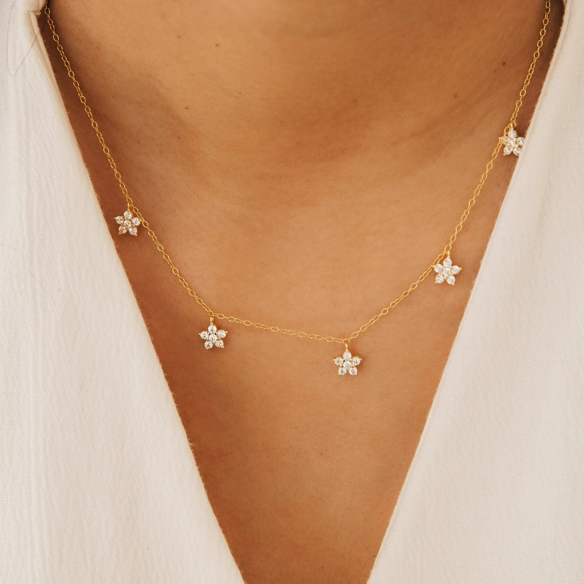 Kette mit filigranen Diamantblüten