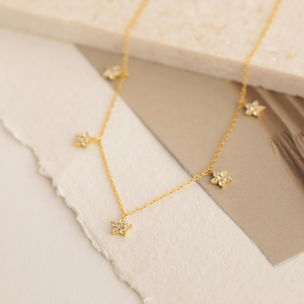 Kette mit filigranen Diamantblüten