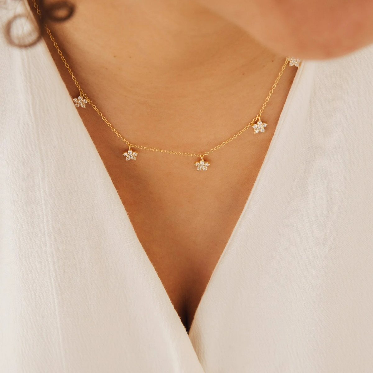 Kette mit filigranen Diamantblüten