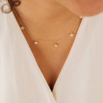 Kette mit filigranen Diamantblüten