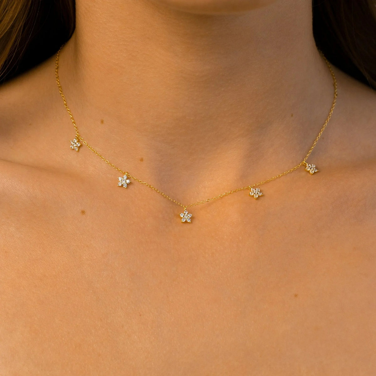 Kette mit filigranen Diamantblüten