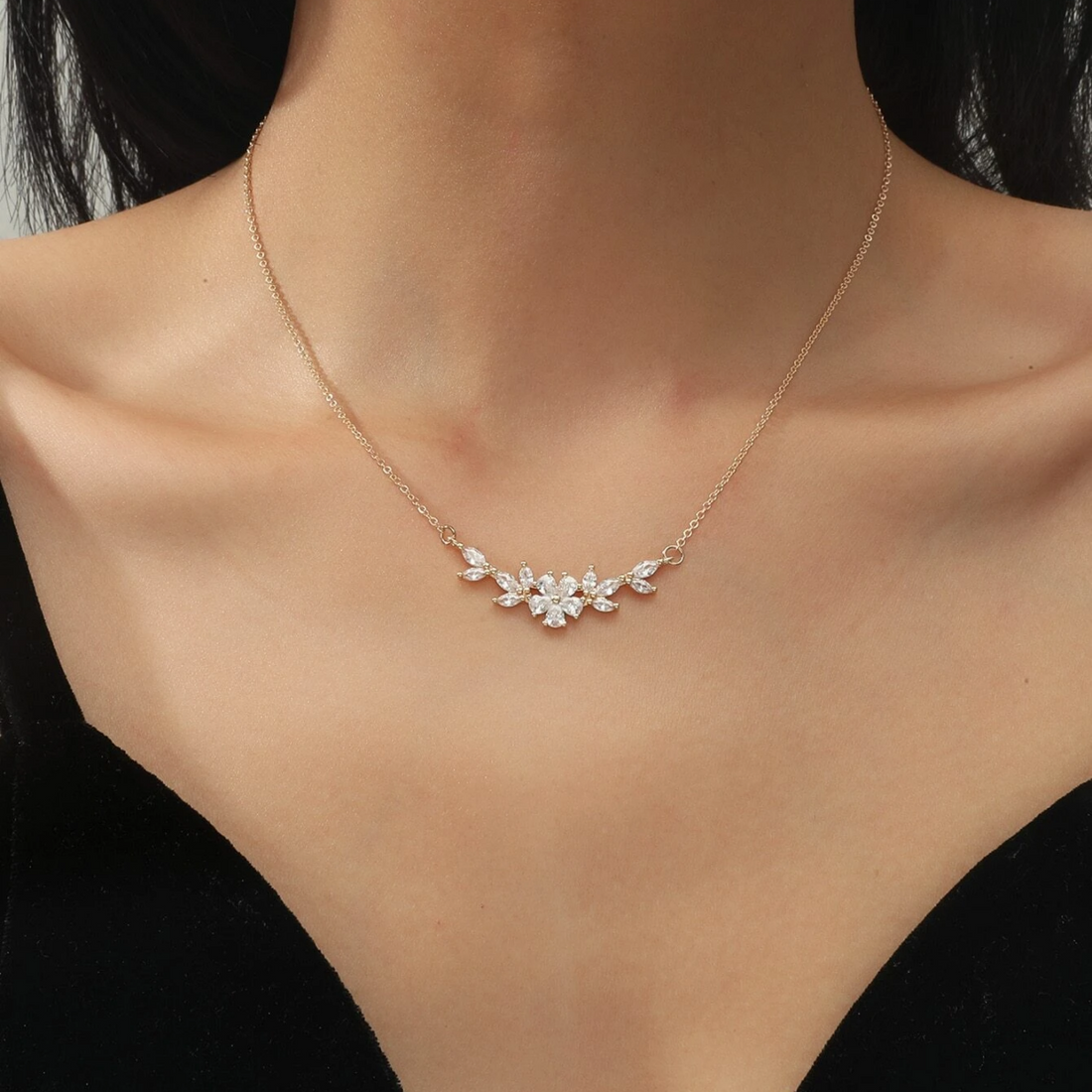 Halsband mit Blumenanhänger - Zirkonia-Blütenblätter-Halskette
