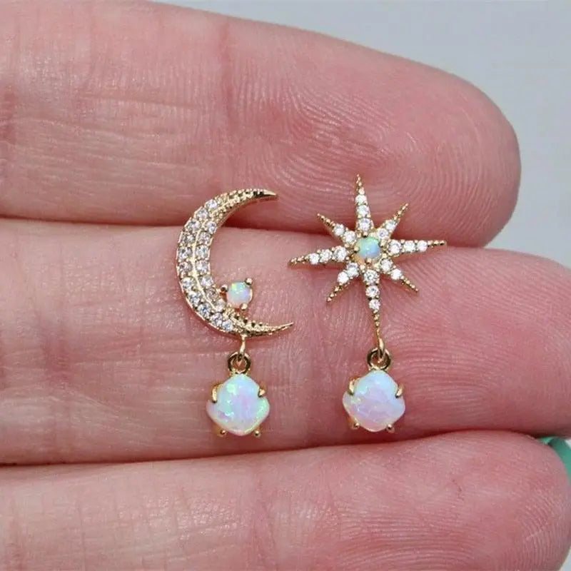 Carol – Ohrringe aus Gold und Opal in Form von Mond und Sternen