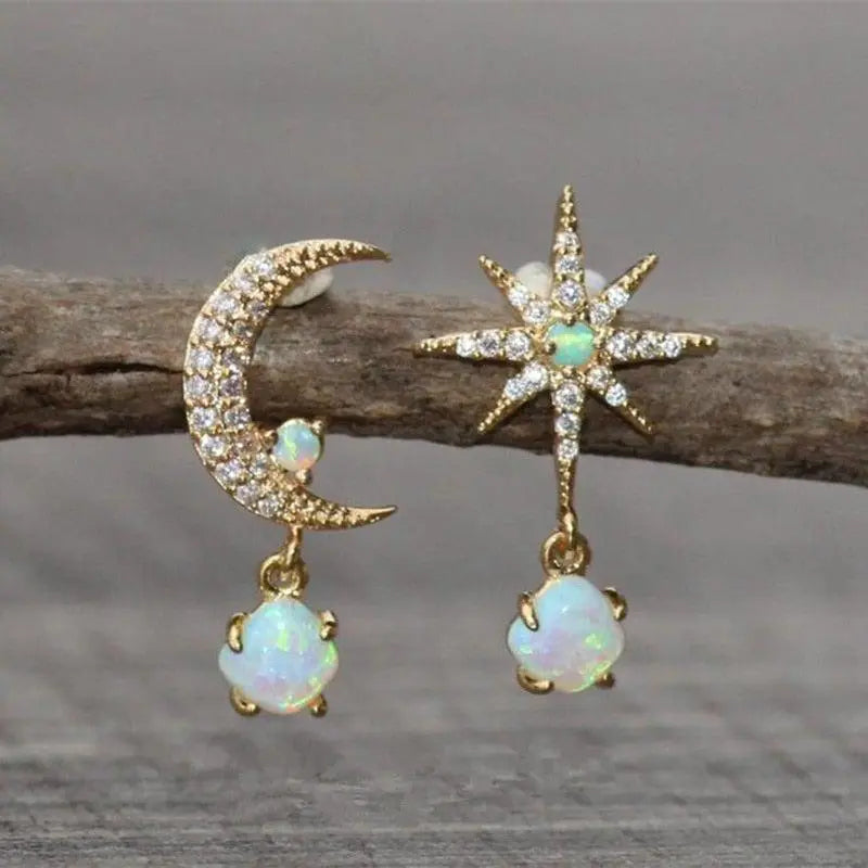 Carol – Ohrringe aus Gold und Opal in Form von Mond und Sternen