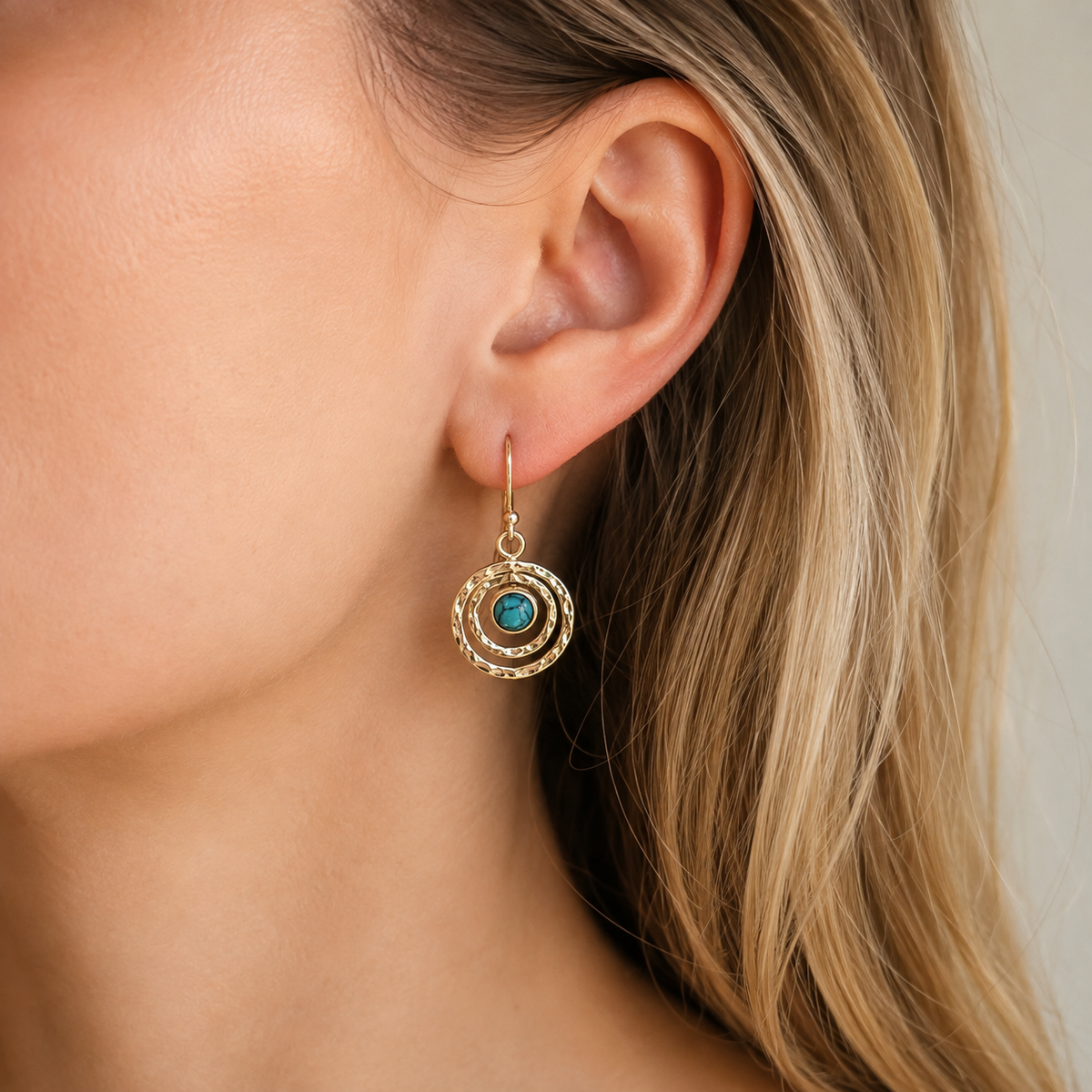 Nayah – Boho Saturn Ohrringe mit Türkisstein, in Silber und Gold gefertigt