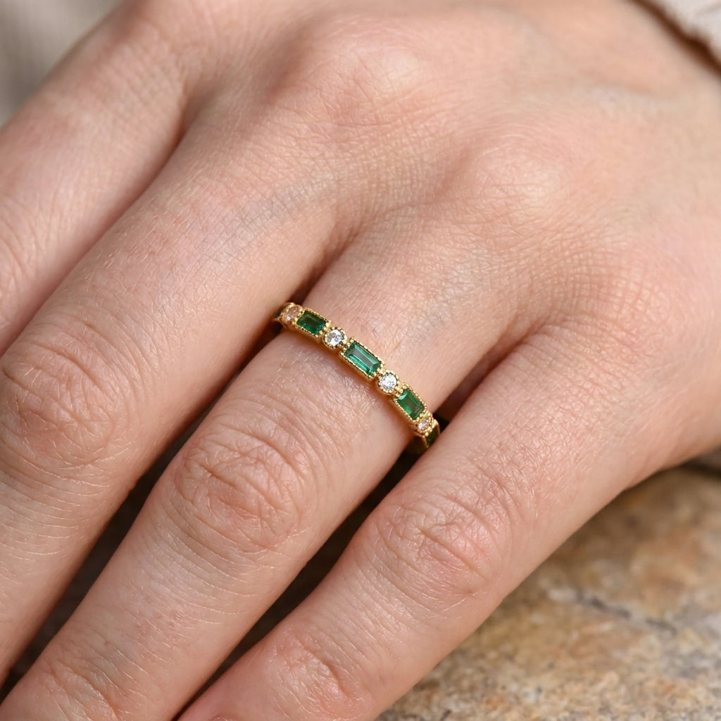 Sana – Vintage-goldener Ring mit integriertem grünem Zirkonia