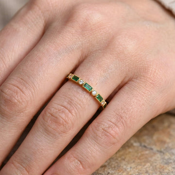 Sana – Vintage-goldener Ring mit integriertem grünem Zirkonia