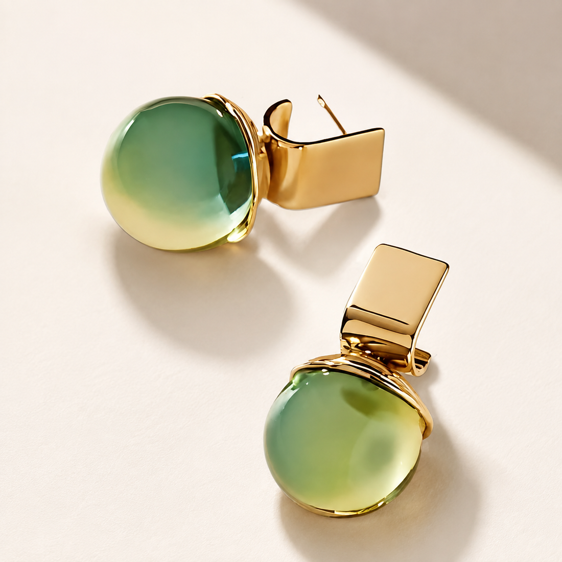 Charlie - Vintage-Ohrringe mit grünem Kristall und goldenen Highlights