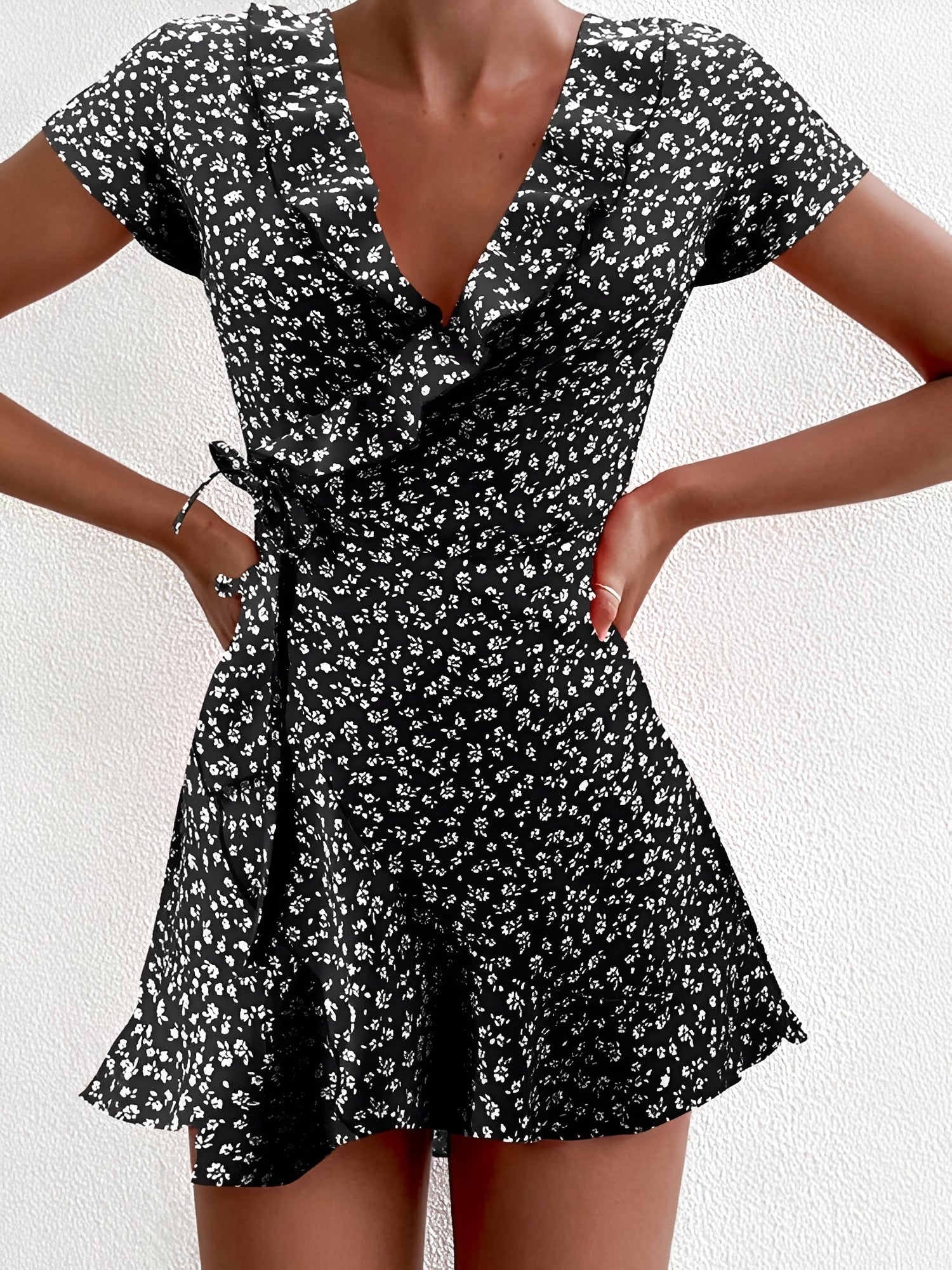 Betsy - Stilvolles Blumen-Mini-Kleid