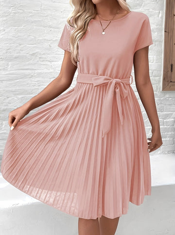 Meza - Plissiertes Midikleid mit Taillenband und kurzen Ärmeln