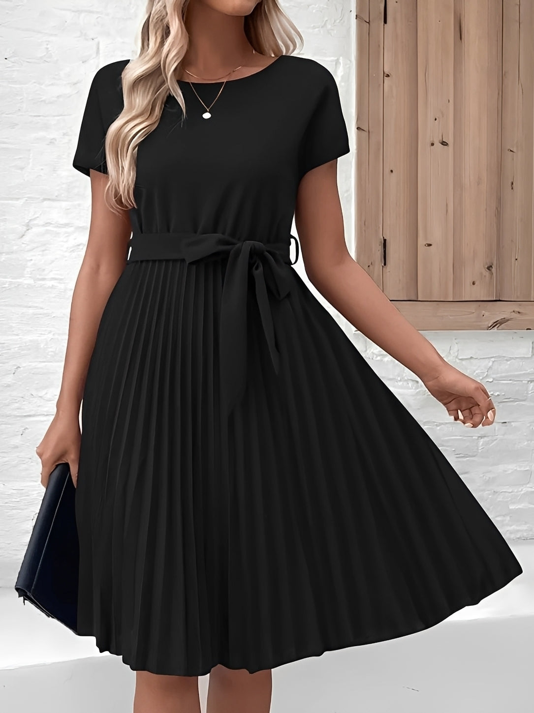 Meza - Plissiertes Midikleid mit Taillenband und kurzen Ärmeln
