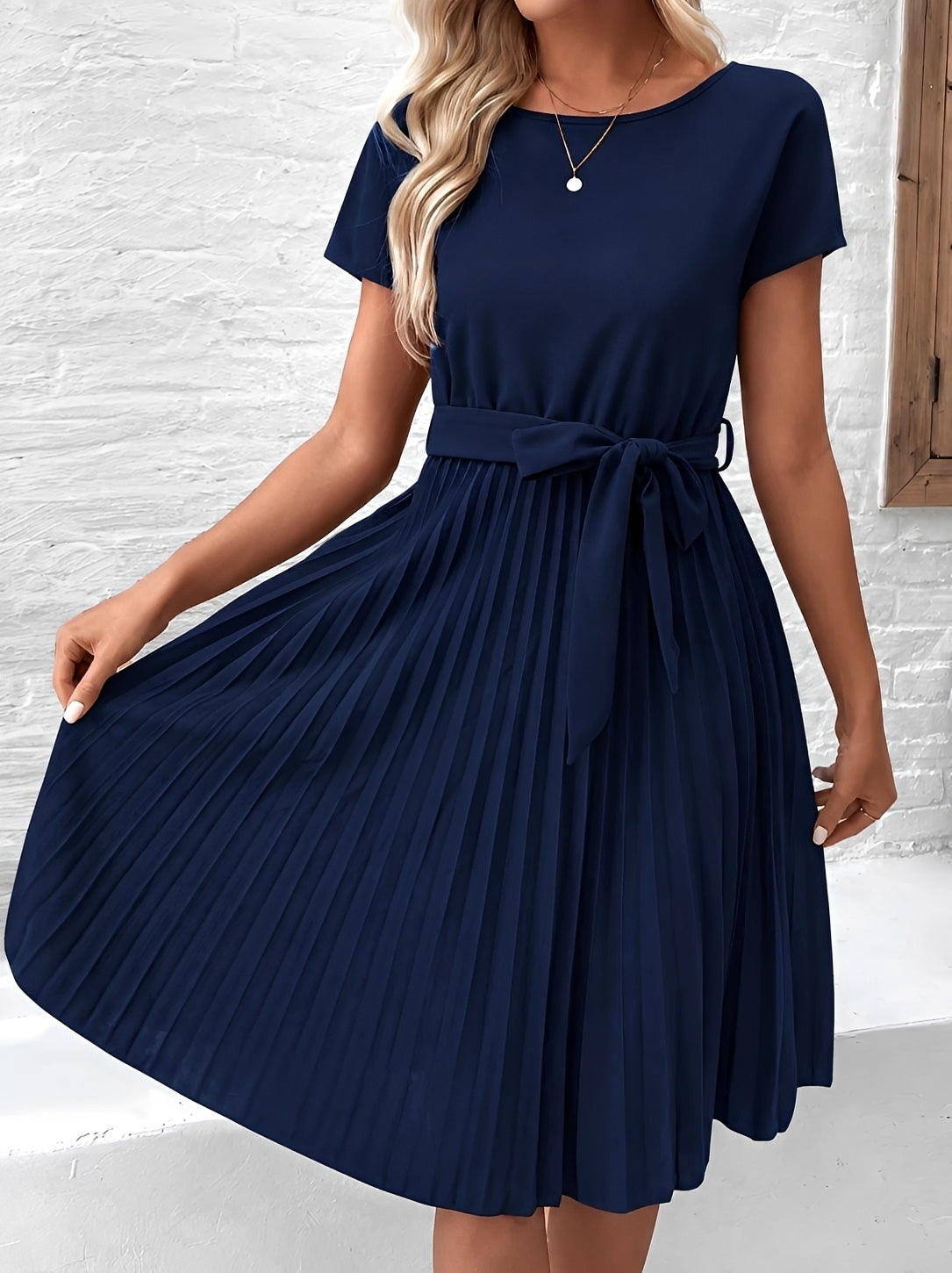Meza - Plissiertes Midikleid mit Taillenband und kurzen Ärmeln