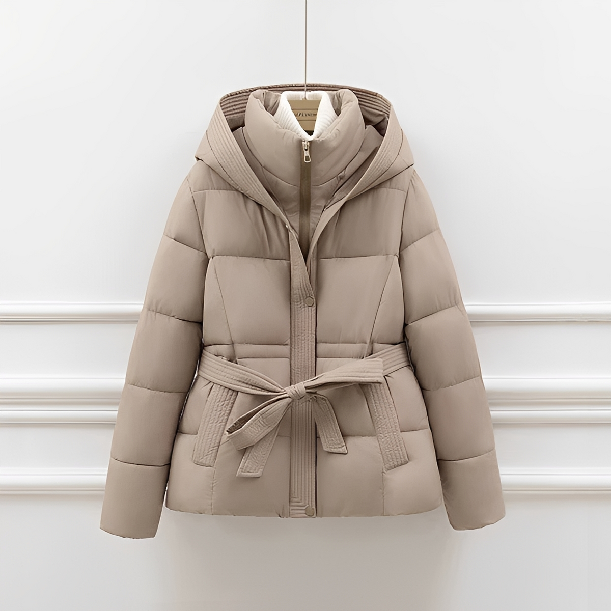 Jackalyn - Warme Jacke mit Kapuze und Gürtel