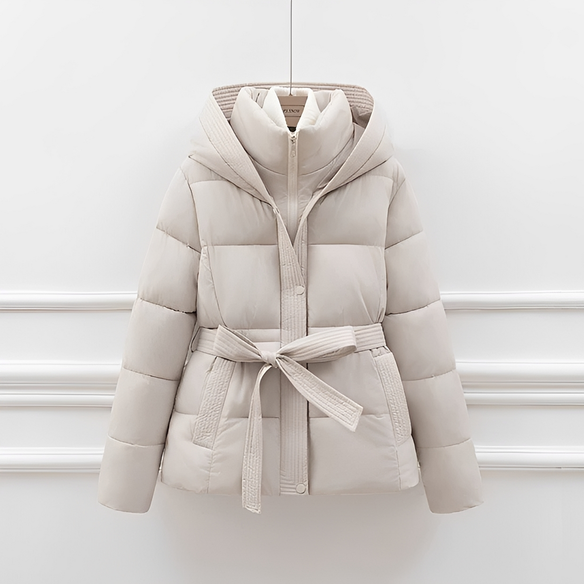 Jackalyn - Warme Jacke mit Kapuze und Gürtel