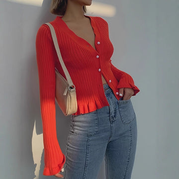 Damen Cardigan mit Knopfleiste und V-Ausschnitt - Slim Fit mit Rüschensaum