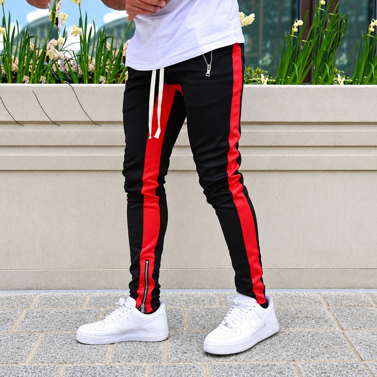 Herren Jogginghose mit Kontraststreifen, Reißverschlusstaschen und tapered Schnitt