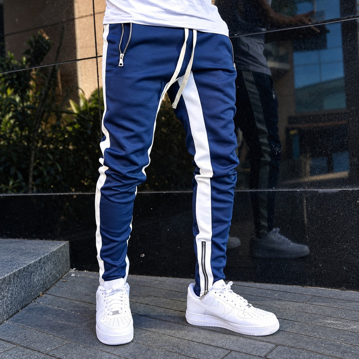 Herren Jogginghose mit Kontraststreifen, Reißverschlusstaschen und tapered Schnitt