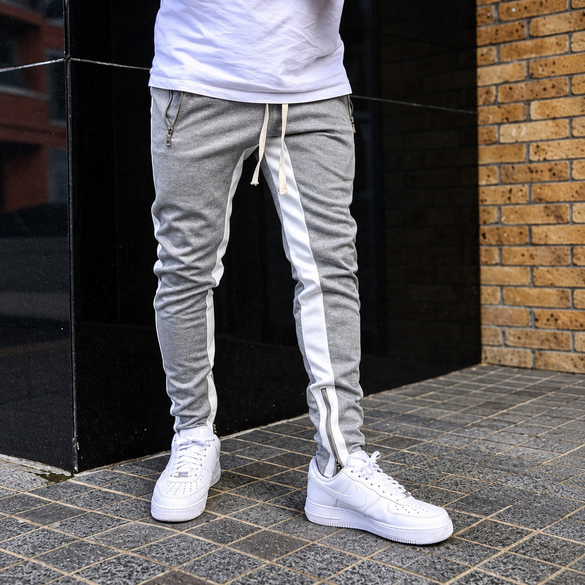 Herren Jogginghose mit Kontraststreifen, Reißverschlusstaschen und tapered Schnitt