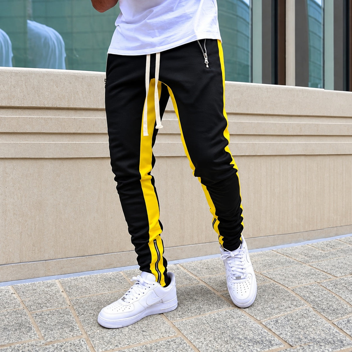 Herren Jogginghose mit Kontraststreifen, Reißverschlusstaschen und tapered Schnitt