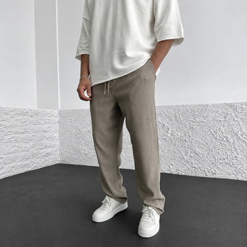 Herrenhose aus Rippstoff, weiter Schnitt, elastischer Bund mit Kordelzug