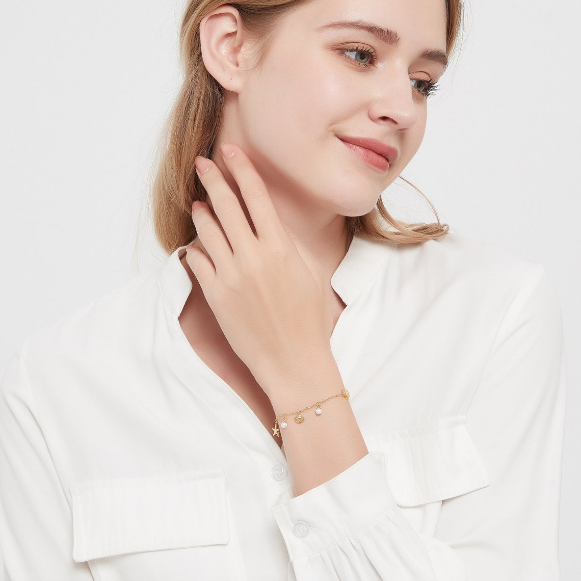 Armband mit Anhängern von Muschel und Seestern