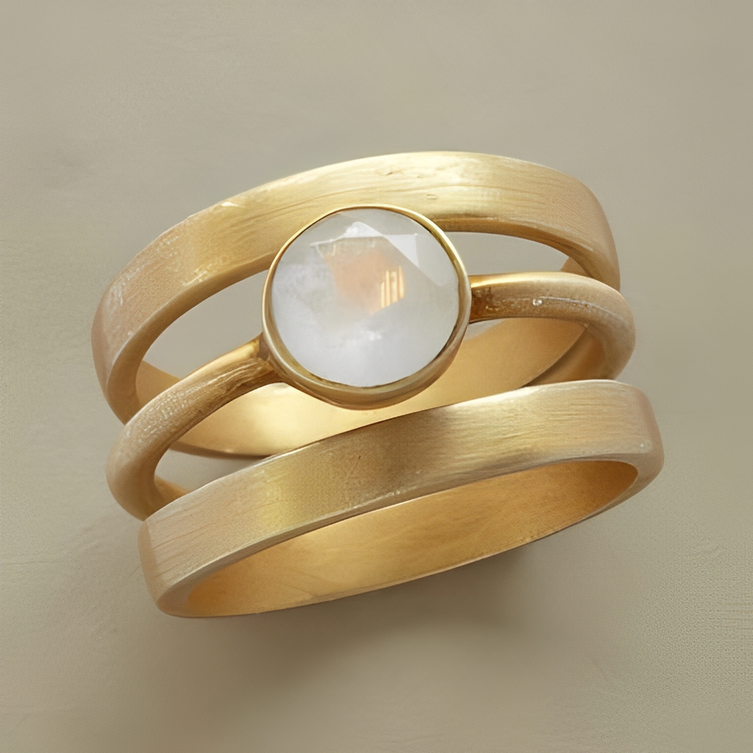 Jaira – Vintage-Goldring mit integriertem Mondstein