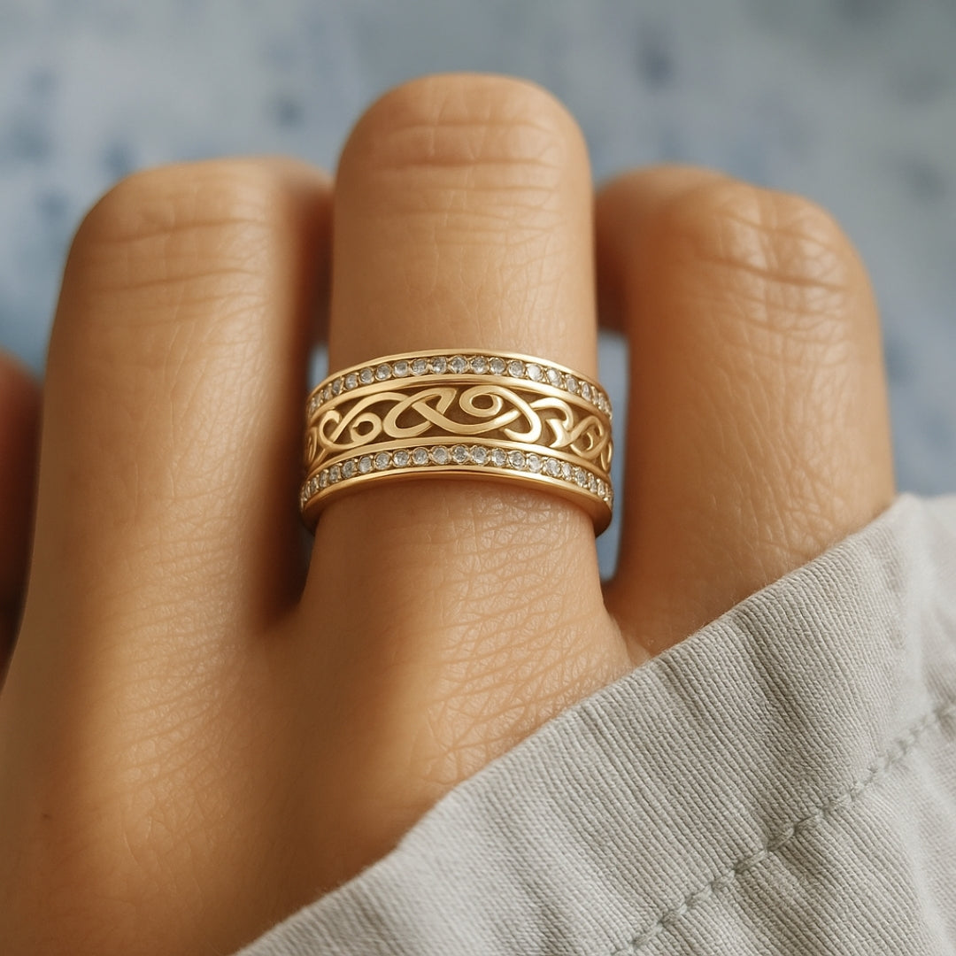 Jevy – Breiter goldener Ring mit Öffnungen