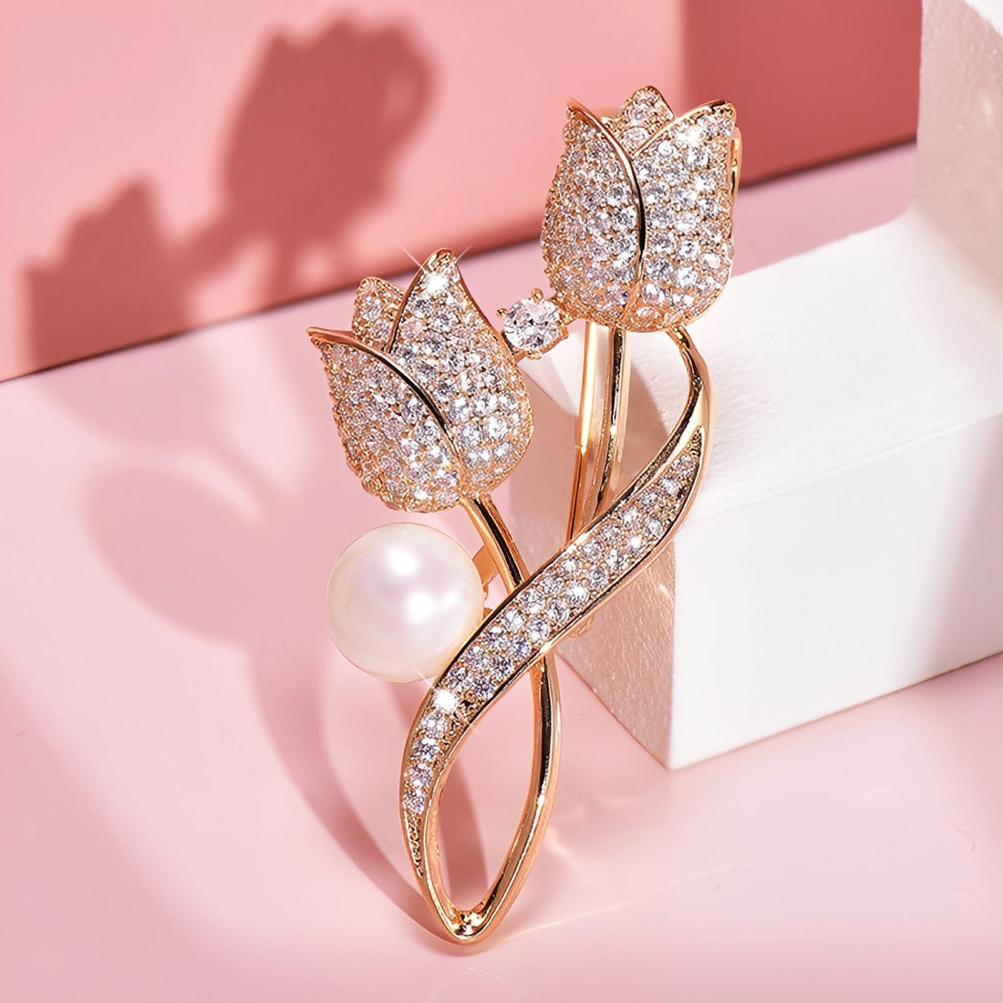 Jackie – Brosche mit goldenem Tulpenmotiv, Zirkonia und Perle, Gold