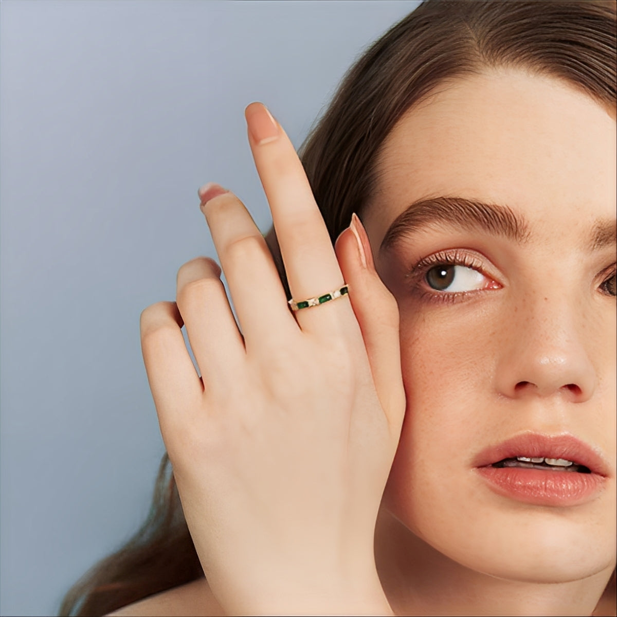 Sana – Vintage-goldener Ring mit integriertem grünem Zirkonia