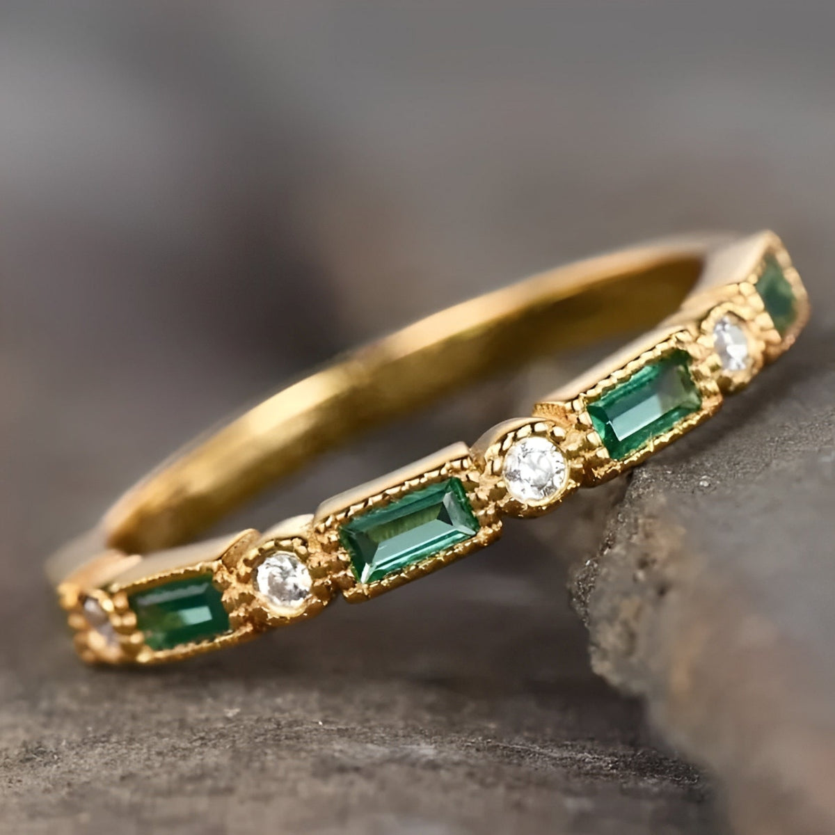 Sana – Vintage-goldener Ring mit integriertem grünem Zirkonia