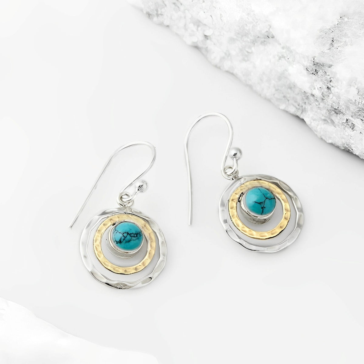 Nayah – Boho Saturn Ohrringe mit Türkisstein, in Silber und Gold gefertigt
